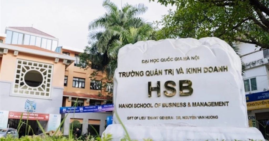 Cổng Trường Quản trị và Kinh doanh - Đại học Quốc gia Hà Nội