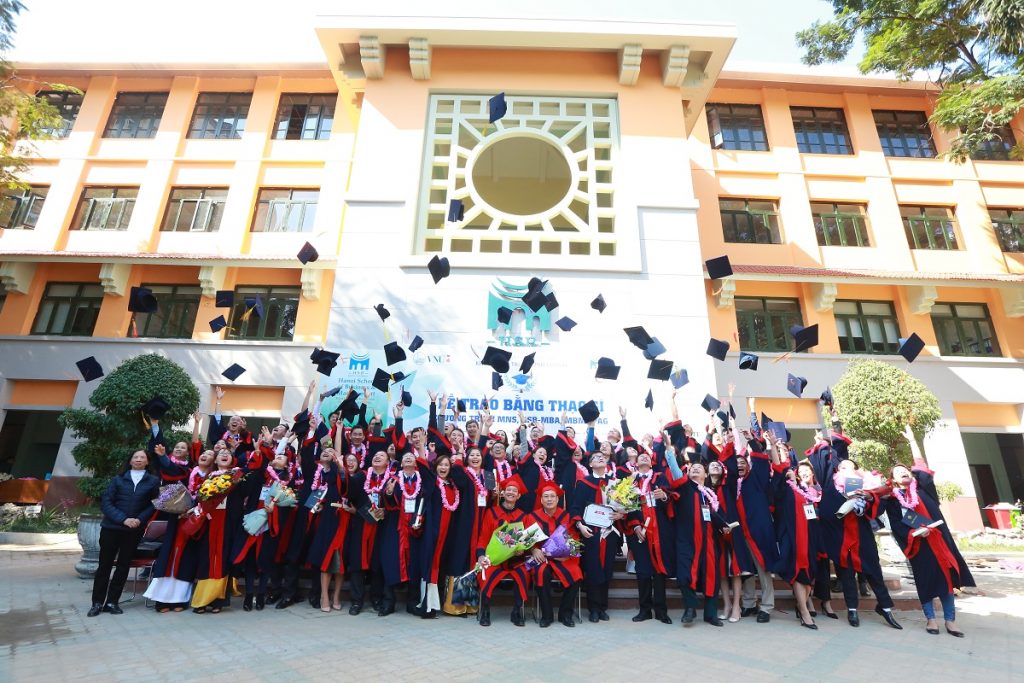 Lễ trao bằng thạc sĩ Trường Quản trị và Kinh doanh - Đại học Quốc gia Hà Nội