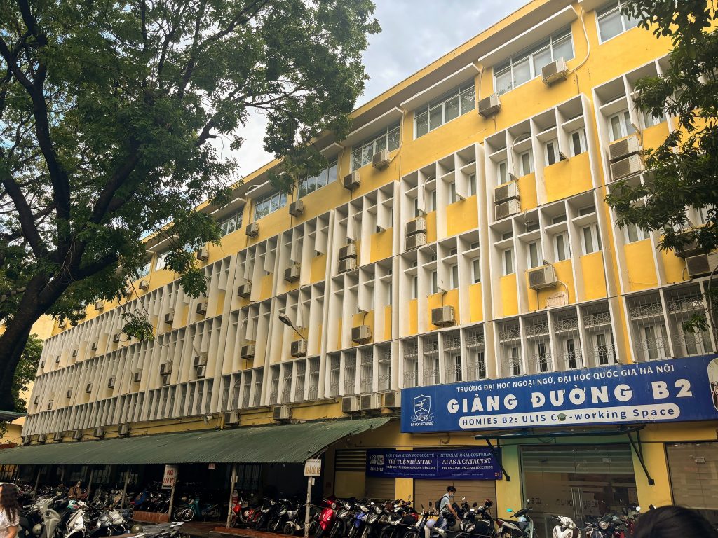 Giảng đường B2 Trường Đại học Ngoại ngữ - Đại học Quốc gia Hà Nội 3